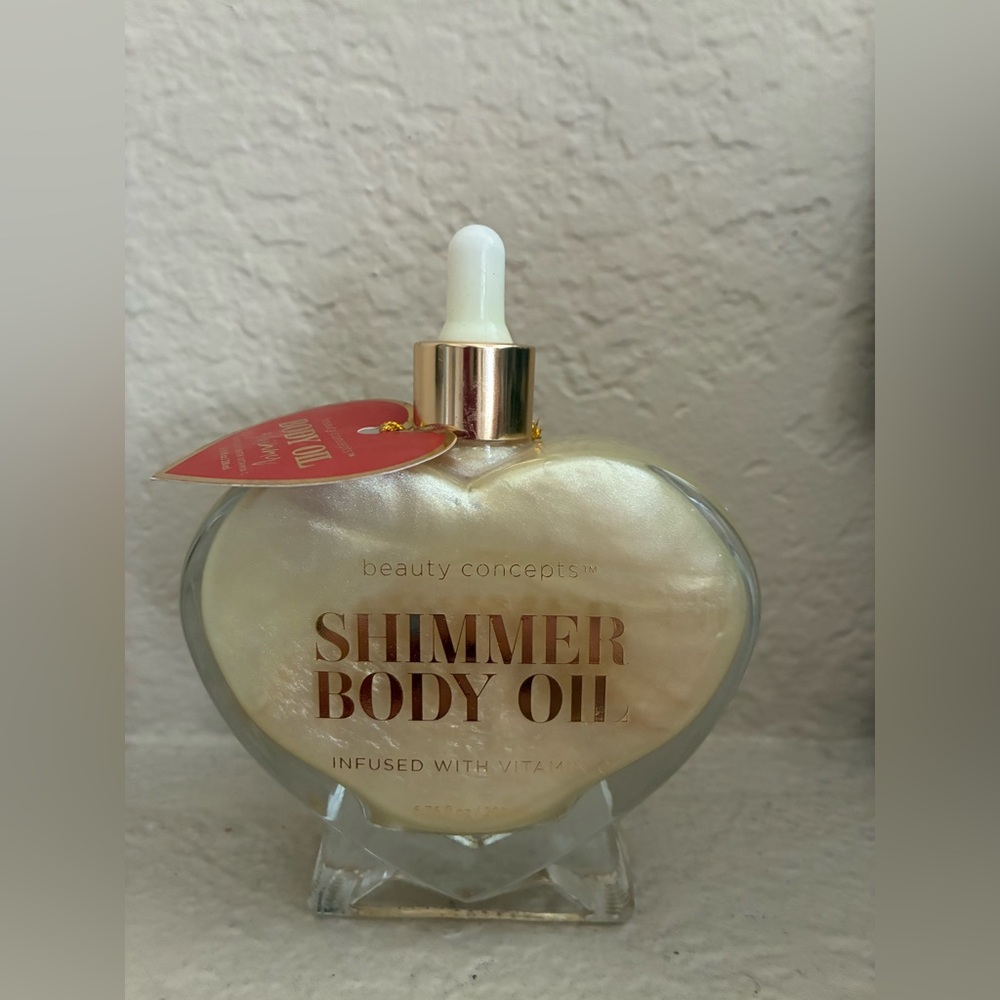 Beauty Concepts Body Oil Shimmer in gold. Infused w/ Vitamin C. Brand new